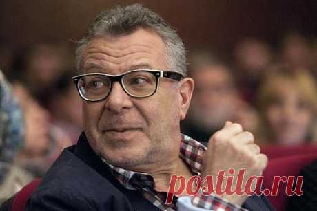 Отец Урганта рассказал о переписке с находящимся в колонии Ефремовым. Отец телеведущего Ивана Урганта Андрей рассказал, что переписывается с актером Михаилом Ефремовым, который отбывает наказание в колонии под Белгородом. Артист отметил, что их дружба с Ефремовым не прекратилась. «А почему я должен бросать его, если с ним случилась беда? Бросить легче всего», —сказал он.