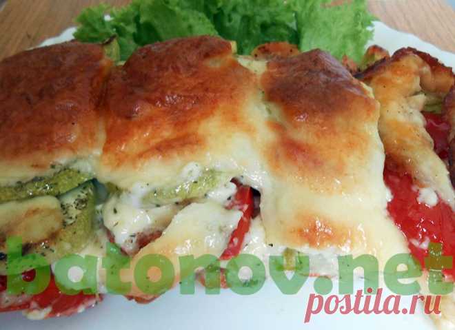 Куриное филе с помидором, кабачком и моцареллой в духовке | БАТОНОВ НЕТ