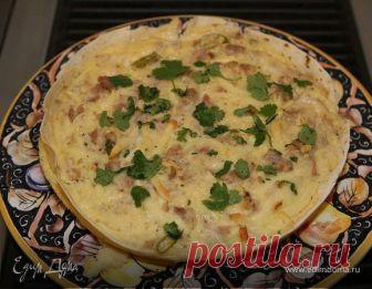 Пирог из тортильи с курицей, сыром и маринованным перцем . Ингредиенты: тортильи, куриные бедра, маасдам Вместо куриных бедрышек можно взять грудку. Куриное бедро стоит дороже, но можно выбрать более бюджетное мясо. Я обычно беру бедро. А также сыр маасдам. Его цена чуть выше, чем обычный сыр, поэтому я его не всегда покупаю. В этом случае я делаю просто из одного сыра. Тортилья — это такой мексиканский блинчик. Их кладут в начинку, а потом запекают в духовке. По сути, это то, что мы кладем на…