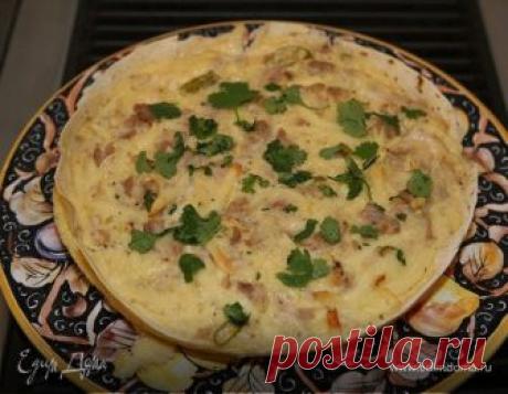 Пирог из тортильи с курицей, сыром и маринованным перцем . Ингредиенты: тортильи, куриные бедра, маасдам Вместо куриных бедрышек можно взять грудку. Куриное бедро стоит дороже, но можно выбрать более бюджетное мясо. Я обычно беру бедро. А также сыр маасдам. Его цена чуть выше, чем обычный сыр, поэтому я его не всегда покупаю. В этом случае я делаю просто из одного сыра. Тортилья — это такой мексиканский блинчик. Их кладут в начинку, а потом запекают в духовке. По сути, это то, что мы кладем на…