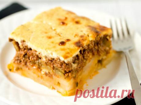 Мясная запеканка в мультиварке После того как в мире появилась домашняя кухонная техника, выполняющая множество функций, жизнь хозяюшек облегчилась в тысячи раз. Эти великолепные чудо-машины жарят, варят, запекают сами, а в это время можно заниматься другим, не менее важным делом. Сегодня мы с вами приготовим замечательное блюдо именно при помощи такого прибора, которое называется «мясная запеканка в мультиварке»!