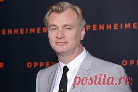 Кристофер Нолан отреагировал на одновременный релиз «Барби» и «Оппенгеймера». Режиссер Кристофер Нолан отреагировал на одновременный релиз его фильма «Оппенгеймер» и картины «Барби» режиссера Греты Гервиг. По словам источников, Нолан был расстроен тем, что «Барби» выйдет в те же выходные, что и «Оппенгеймер», учитывая, что середина июля уже много лет известна в кинобизнесе как «выходные Нолана».