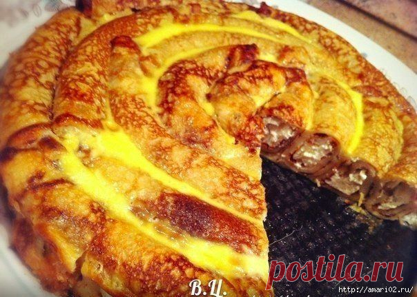 Блинный пирог с начинкой из банана с творогом.