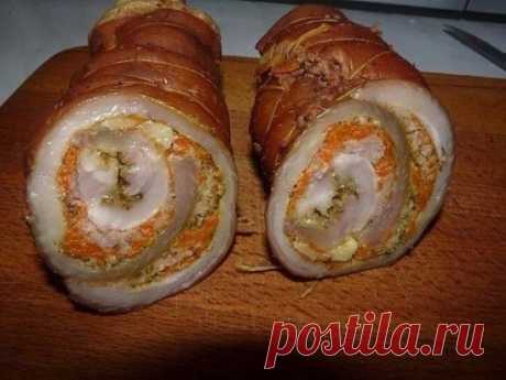 Оригинальный праздничный рецепт сала... в рулете!
Сало, несмотря на свою высокую калорийность, очень полезный продукт, по мнению многих диетологов, сало в небольшом количестве полезно для пищеварения и работы печени. 
Сегодня я вам расскажу, как приготовить сало, это лучший рецепт приготовления рулета. 
Для этого нам необходимо купить сало не толстое, толщиной до 2 см, перец черный молотый, паприка молотая, чеснок, морковь одна средняя, фарш 250 -300 грамм. Луковая шелуха, соль, шелковая нить