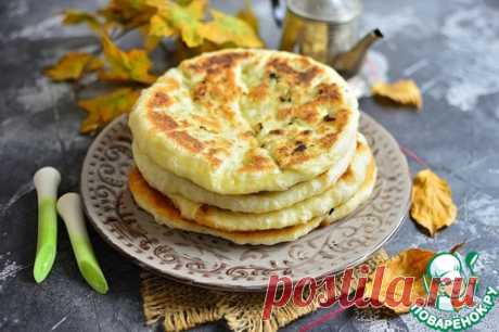 Жареные лепешки с луком и брынзой – кулинарный рецепт