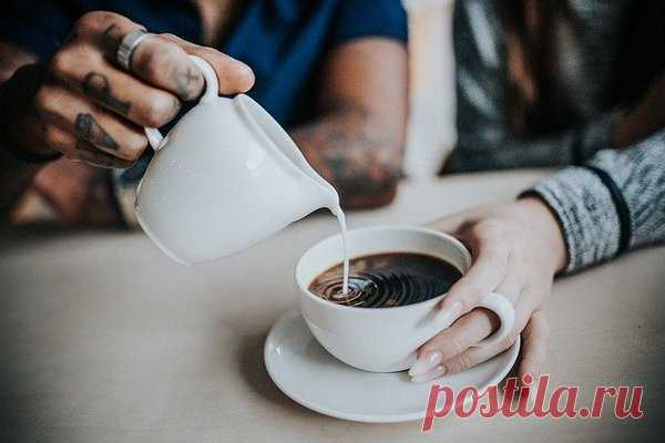 Не следует злоупотреблять кофе с молоком, это не безобидный напиток По мнению врачей, в день можно выпивать не больше 1-2 чашек капучино или латте. В остальных случаях лучше пить черный кофе.