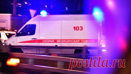 Москвич выпрыгнул в окно и сломал позвоночник, убегая от тети своей девушки. В Москве молодой человек сломал позвоночник, боясь быть застигнутым врасплох тетей своей девушки. Об этом пишет &quot;Сапа&quot;. По данным Telegram-канала, 21-летний москвич находился в гостях у своей 19-летней возлюбленной и решился ...