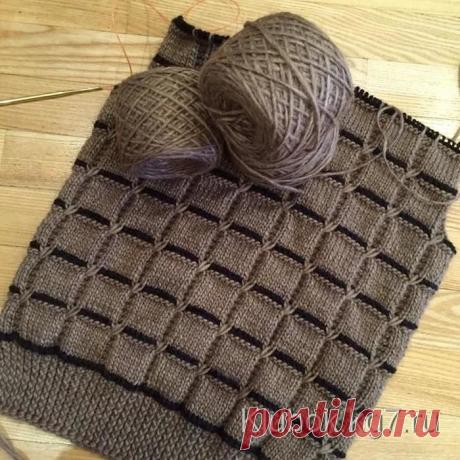 Очень красивый узор спицами - квадраты Очень красивый узор спицами - квадраты

Очень красивый узор - подойдет и для свитера или кардигана, и плед получится уютный. Очень красивый узор спицами - квадраты - достаточно легкий, несложный в выполнении.

Резинка 1х1: попеременно 1 лицевая петля, 1 изнаночная петля, в изнаночных рядах вяжем, как выглядят петли.

Лицевая гладь: в лицевых рядах – лицевые петли, в изнаночных – изнаночные.

Платочная вязка: в лицевых и изнаночных ряд...