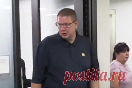 Невиновный отсидел 16 лет и добился компенсации в один миллиард рублей. В США невиновный мужчина с психическим заболеванием отсидел 16 лет за чужое преступление и добился крупнейшей компенсации в истории штата Индиана. Эндрю Ройера из города Элкхарт осудили в 2005 году за расправу над 94-летней Хелен Сейлор. За три года до этого на пожилую женщину напал неизвестный в ее доме.