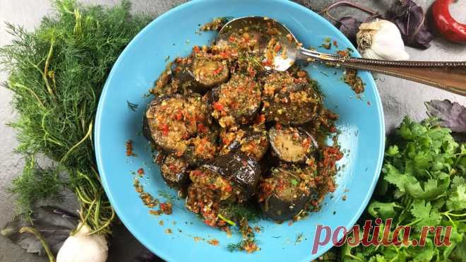 Баклажаны по-грузински. 
Баклажаны — 1,5 кг. Перец сладкий — 4-5 шт. Перец острый — по вкусу. Чеснок — 2 головки. Петрушка и укроп — 1 пучок. Уксус 9% — 4 ст.л. Соль — 3 ч.л. Сахар — 1 ч.л. Перед жаркой отставляем на 1,5 часа