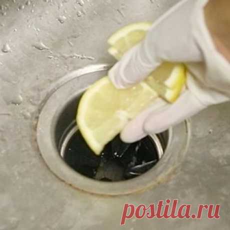 Как устранить запах из раковины на кухне Есть одна вещь, которая может испортить даже самую безупречную кухню. Как вы уже догадались, это — вонючий водосток. Представьте себе ароматы вкусного ужина, смешивающегося с запахом канализации. Фу!