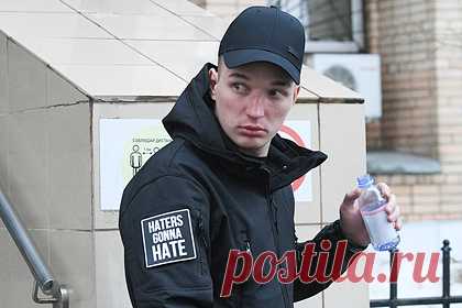 Суд в Москве отказался арестовывать блогера Била. Мосгорсуд отказался удовлетворить апелляционное представление прокуратуры об аресте блогера Эдварда Била, спровоцировавшего ДТП на Смоленской площади в Москве. Ранее прокуратура и УИИ нашли в Instagram активный аккаунт с именем, похожим на ник Эдварда Била. Они решили, что блогер пользуется интернетом в обход запрета.