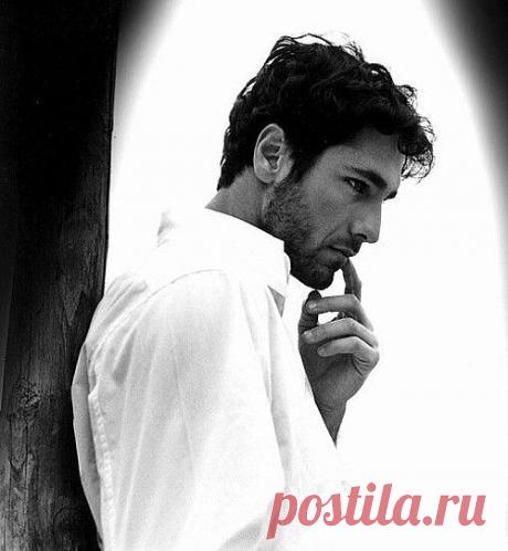 Каким бы ты мужиком ни был, иногда твоя противотанковая броня покрывается ржавчиной. И хочется кусочка безвозмездного тепла. Но все привыкли к тому, что ты вот такой вот железный парень. И никому в голову не закрадется мысль о том, что тебе так мало надо...

© Эльчин Сафарли «Мне тебя обещали»