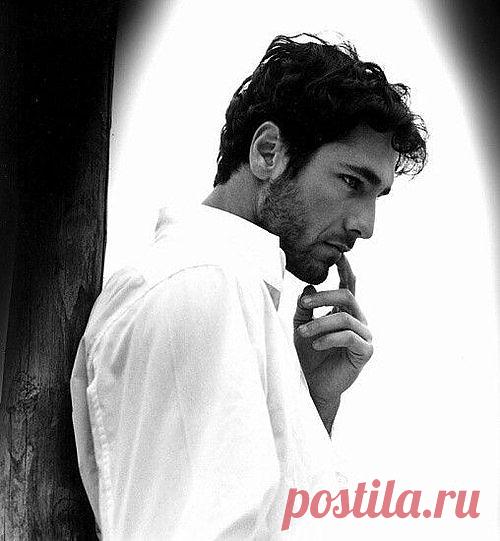 Каким бы ты мужиком ни был, иногда твоя противотанковая броня покрывается ржавчиной. И хочется кусочка безвозмездного тепла. Но все привыкли к тому, что ты вот такой вот железный парень. И никому в голову не закрадется мысль о том, что тебе так мало надо...

© Эльчин Сафарли «Мне тебя обещали»