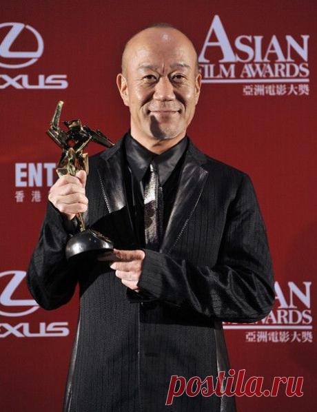 Джо Хисаиси «Hisaishi Joe» 41 297 песен слушать онлайн или скачать mp3 + биография + 98 670 видео-роликов: один из самых известных японских композиторов; настоящее имя Мамору Фудзисава; «Хисаиси Джо» - псевдоним, фонетически имитирующий имя американского композитора Куинси Джонса; награды за музыку к фильмам «Сонатина» (1993), «Ребята возвращаются» (1996), «Фейерверк» (1997); написал саундтреки фильмов «Сцены у моря» (1992), «Кикудзиро» (1999), «Брат якудзы», «Куклы», «Ямато» и др.