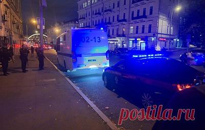 У суда, куда могут привезти фигурантов дела Wildberries, усилили меры безопасности. К зданию подъехал принадлежащий спецподразделению полиции автобус