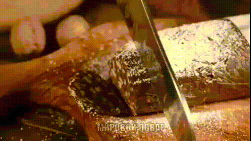 Сладкая колбаска из печенья с орехами. Вкус как в детстве!
ПЕСОЧНОЕ ПЕЧЕНЬЕ С ВАРЕНЬЕМ 
Ингредиенты:
● Мука - 400 г.
● Масло сливочное или маргарин - 200 г.
● Сахар- 250 г.
● Яйца - 3 шт.
● Корица - 25 г.
Начинка:
● Варенье густое - 150 г.
● Сахарная пудра - 50 г.
● Орехи - 150 г.
Приготовление:
Муку обязательно просеять через сито, желтки яиц взбить венчиком.Сделать углубление в центре муки и влить взбитые желтки, добавить сахар-песок, размягченное сливочное масло или маргарин, всыпать щепотку