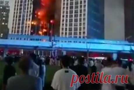 Видео с пожаром в китайском небоскребе попало в сеть. Мощный пожар охватил небоскреб в северо-восточном китайском городе Далянь. По последней информации, огонь тушат 30 экипажей пожарных машин, всего сто человек. Чтобы облегчить работу пожарным, в здании отключили энергоснабжение. Горит жилой блок, однако информации о жертвах не было.