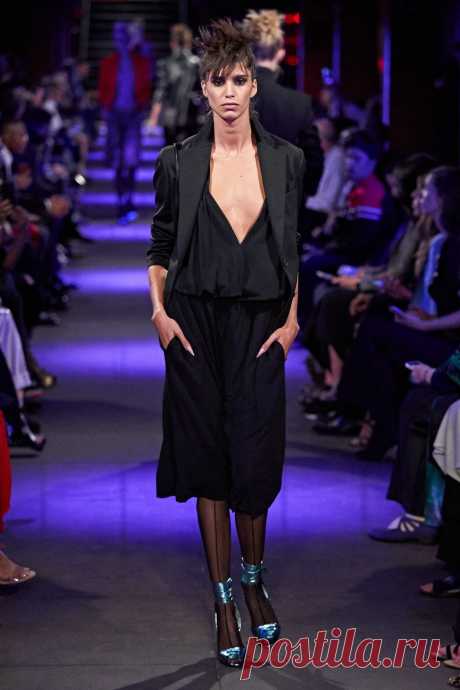 Шоу на заброшенной станции метро и инопланетные топы: как прошел показ Tom Ford | VestiNewsRF.Ru