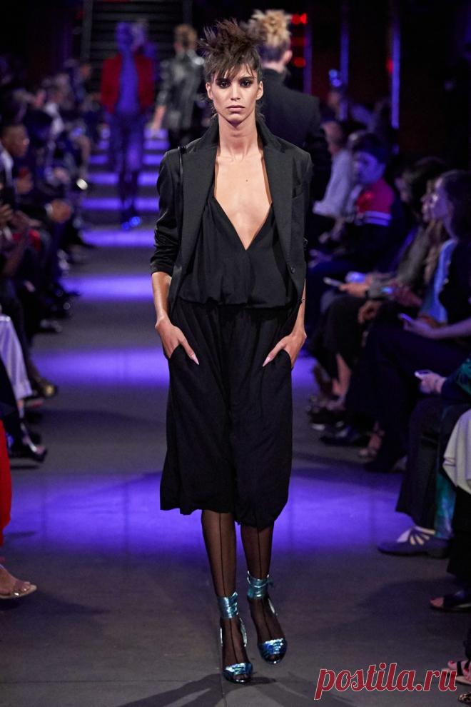 Шоу на заброшенной станции метро и инопланетные топы: как прошел показ Tom Ford | VestiNewsRF.Ru
