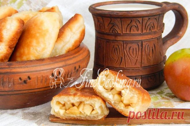 Жареные пирожки с яблоками - FineCooking.ru
