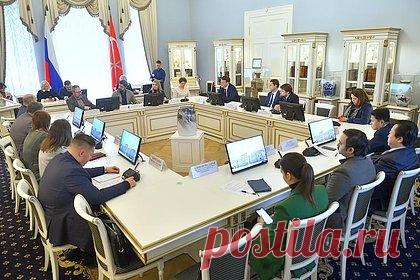 В парламенте Петербурга перекличку начали с упоминания о новом иноагенте. Заседание в парламенте Санкт-Петербурга начали перекличку с упоминания о новом статусе депутата Законодательного собрания Бориса Вишневского, который на минувшей неделе попал в список иноагентов. Об этом сообщила «Фонтанка». Также на стол депутата поставили новую табличку с указанием, что он иноагент.