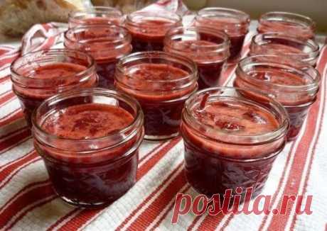 Аджика из слив
Аджика из слив получается необычная, очень интересная на вкус, ароматная. Может быть это даже соус. С мясом - просто сказка. 
Продукты:
Сливы - 2 кг
Чеснок - 200 г
Сахар - 200 г
Красный острый перец - 3-4 шт.
Томатная паста - 2 ст. ложки
Соль - 2 ст. ложки
Вымыть банки с содой. Стерилизовать любым способом банки и крышки.
Приготовление:
Сливу хорошо промыть.
Очистить сливу от косточек.
Горький перец помыть, отрезать хвостики. (Количеством острого перца можно регулировать острот