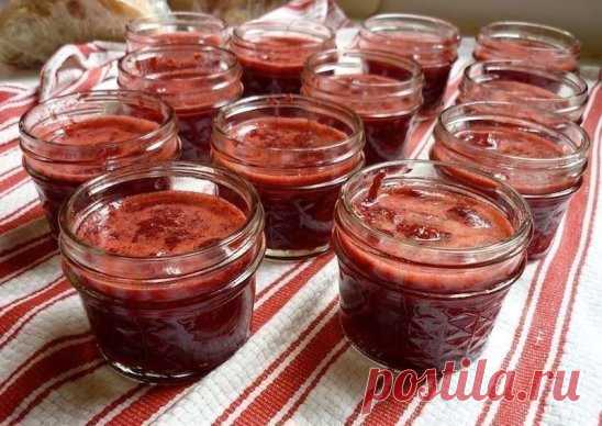 Аджика из слив
Аджика из слив получается необычная, очень интересная на вкус, ароматная. Может быть это даже соус. С мясом - просто сказка. 
Продукты:
Сливы - 2 кг
Чеснок - 200 г
Сахар - 200 г
Красный острый перец - 3-4 шт.
Томатная паста - 2 ст. ложки
Соль - 2 ст. ложки
Вымыть банки с содой. Стерилизовать любым способом банки и крышки.
Приготовление:
Сливу хорошо промыть.
Очистить сливу от косточек.
Горький перец помыть, отрезать хвостики. (Количеством острого перца можно регулировать острот