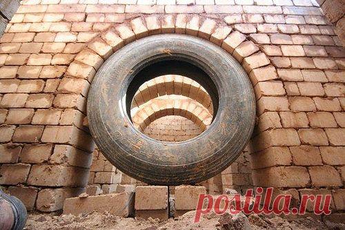 Arches created using old tires. Compress earth block building. Tierra Y Cal