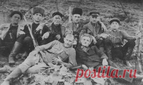 Почему чеченцы массово дезертировали из Красной Армии в Великую Отечественную Чечня при советской власти, как и при царе, была одним из самых проблемных регионов. Коммунисты осложнили своё положение тем, что пытались сломать традиционную, устраивавшую почти всех чеченцев, клановую (тейповую) структуру, принудительно секуляризовать и коллективизировать чеченцев. Все 1920-е и 1930-е годы здесь не прекращалась борьба (в том числе вооружённая) против политики Москвы и её комис...