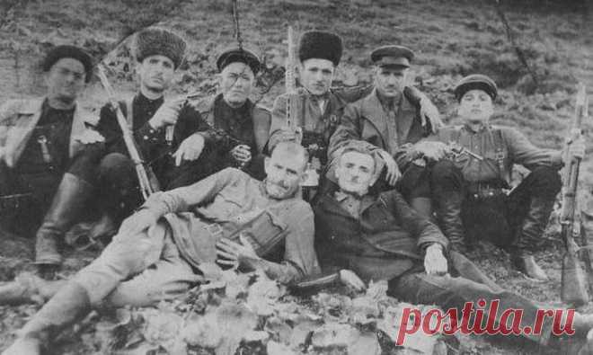Почему чеченцы массово дезертировали из Красной Армии в Великую Отечественную Чечня при советской власти, как и при царе, была одним из самых проблемных регионов. Коммунисты осложнили своё положение тем, что пытались сломать традиционную, устраивавшую почти всех чеченцев, клановую (тейповую) структуру, принудительно секуляризовать и коллективизировать чеченцев. Все 1920-е и 1930-е годы здесь не прекращалась борьба (в том числе вооружённая) против политики Москвы и её комис...