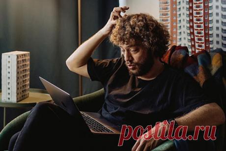 Известный блогер предложил мэру российского города не позориться и уволиться. Известный блогер Илья Варламов посчитал иллюстрацию к плану развития Нижневартовска до 2070 года устаревшей на 100 лет и посоветовал мэру уволиться, чтобы город не выглядел так позорно. На картинке к презентации стратегии изображены небоскребы и эстакады в лугах, огромные грибы на склоне и водопад.