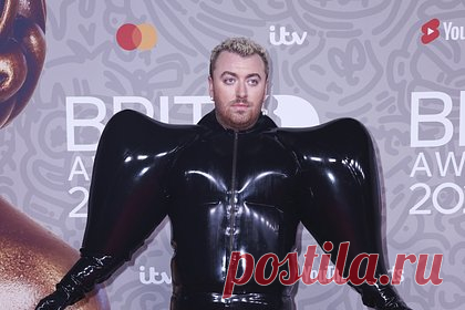 Сэм Смит стал мемом в сети из-за латексного костюма на премии Brit Awards. Британский певец Сэм Смит появился на публике в латексном наряде и развеселил пользователей сети. Поп-исполнитель посетил церемонию награждения премии Brit Awards 2023 в оверсайз-костюме черного цвета с заостренными дутыми рукавами и штанинами из ассортимента лондонского бренда Harri.
