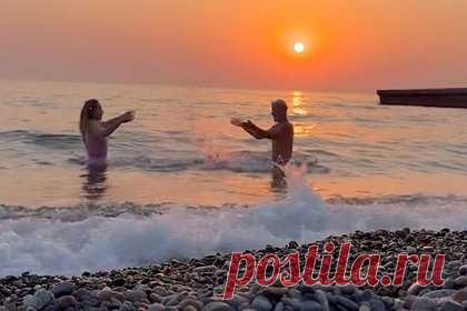 56-летняя жена Газманова в купальнике поплавала с ним в море