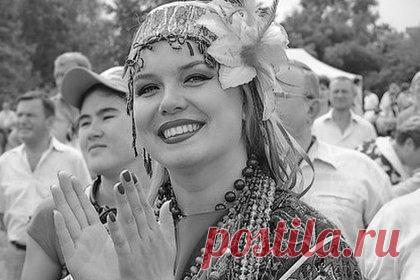 Экс-солистка российской группы выпала с десятого этажа с пятилетней дочерью. Экс-солистка музыкальной группы «Росичи» Елизавета Кутурова выпала с десятого этажа с пятилетней дочерью в Саранске в понедельник, 12 июня. Сначала из окна квартиры выпала дочь певицы, ее доставили в реанимацию. После девочки и сама 34-летняя Кутурова выпала с 10-го этажа — она погибла на месте.