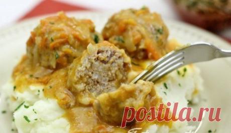 Тефтели с рисом и сливочной подливкой в духовке.