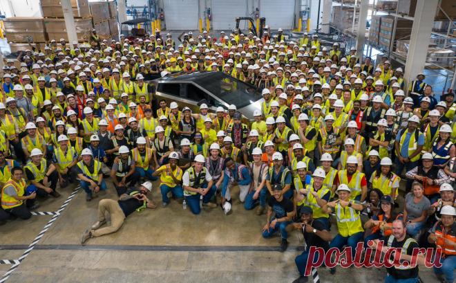 Tesla начала производство пикапа Cybertruck. Компания Tesla опубликовала в Twitter фотографию первого электрического пикапа Cybertruck, собранного на заводе в Техасе.