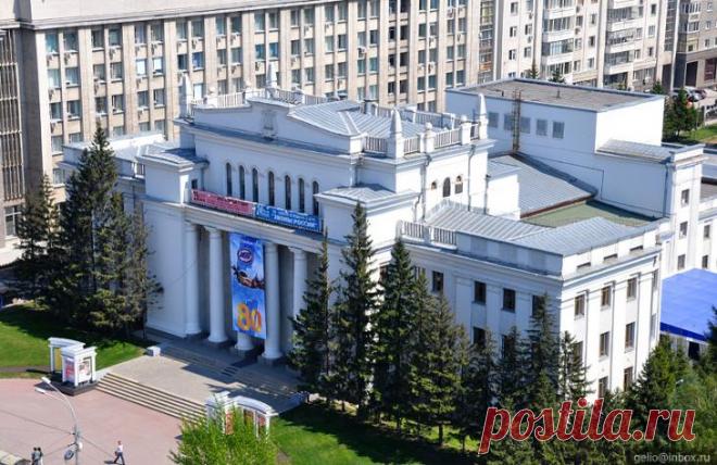 ДОМ ЛЕНИНА.  НОВОСИБИРСК, Красный проспект, 32

Идея увековечения памяти В. И. Ленина была реализована в строительстве «Дома Ленина» в соответствии с постановлением, принятым пленумом Новониколаевского губкома РКП(б) 10 февраля 1924 года. В марте, а затем в июле-августе трудящиеся губернии отчисляли однодневный заработок в Фонд Ильича. Для строительства был отведен участок в центральной части Новосибирска на бывшей Ярмарочной площади. 10 мая 1924 года был заложен первый камень в основание