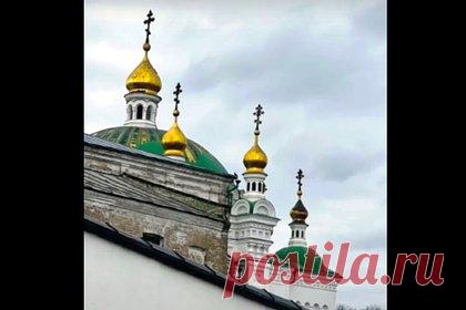 Кресты Киево-Печерской лавры почернели. Кресты над Трапезной Церковью Киево-Печерской Лавры почернели после проведения в ней обряда раскольнической православной церкви Украины (ПЦУ), заявил наместник монастыря митрополит Павел (Лебедь). Он истолковал произошедшее как необходимость беречь «святую соборную апостольскую церковь».