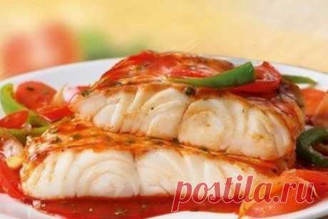 ТОП-5 РЫБНЫХ РЕЦЕПТОВ ДЛЯ УЖИНА 

1. Рыба "по-французски" на ужин

ИНГРЕДИЕНТЫ:
● Филе рыбы - 500 г (у нас судак)
● Помидор - 1 шт
● Натуральный йогурт - 1 ст. л
● Сыр нежирный - 75 г
● Соль, перец - по вкусу

ПРИГОТОВЛЕНИЕ:
Рыбу нарезать небольшими кусочками. Посолить, поперчить, оставить на 15-20 минут. Выложить в форму.
Следующим слоем идут нарезанные кружочками помидоры. Далее смазываем йогуртом. Натираем на мелкой терке сыр. Выкладываем последним слоем. Отправляем в д...