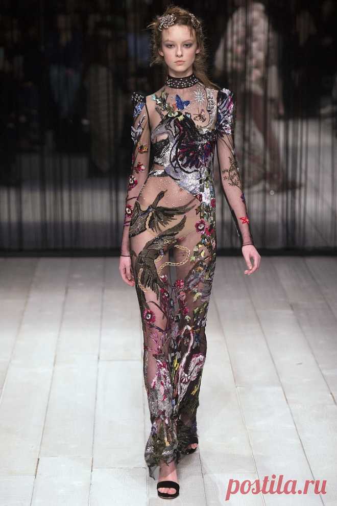 Женщина должна одеваться так, чтобы мужчина ревновал к каждому столбу, а памятники подмигивали...