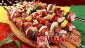 Шашлык на природе: как замариновать и пожарить мясо?