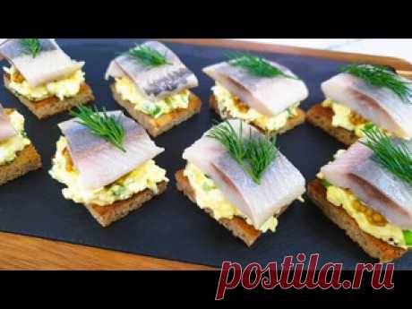 Вкуснее чёрной икры! Закуска из селёдки за 5 минут Ингредиенты:3 филе селедки.5 ломтиков хлеба.3 сваренных вкрутую яйца.2 ст.л.майонеза.Зеленый лук.Соль.Французская горчица.Укроп.