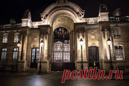 В резиденцию Макрона пришло письмо с частью человеческого тела. Письмо с человеческим пальцем пришло в Елисейский дворец, который является официальной резиденцией президента Франции в Париже. Инцидент произошел 9-10 июля, в преддверии национального праздника День взятия Бастилии, который отмечается 14 июля. Отправитель и его мотивы пока не называются.