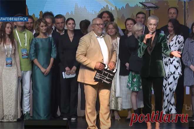 Фильмы, спектакли и много звезд. Фестиваль «Амурская осень» назвал лучших. В рамках фестиваля призы получили Дарья Мороз, Владимир Вдовиченков, Александр Пашутин, Максим Шабалин и другие звезды.