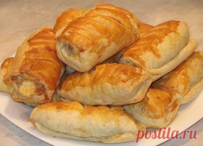 Невероятно вкусное слоеное тесто за 10 МИНУТ!

Это чудесное тесто, просто палочка выручалочка. Готовить его элементарно, наверное и 10 минут много... а результат невероятный, мягкое и хрустящее, слоистое и вкусное.
Не нужно ничего слоить, раскатывать, не нужно много движений. Просто все смешал поочередно и отправил в холодильник.
Если вы собираетесь готовить что-то в течении нескольких дней, оно прекрасно сохранится в пакете, в холодильнике, если вы готовите в прок, то мож...