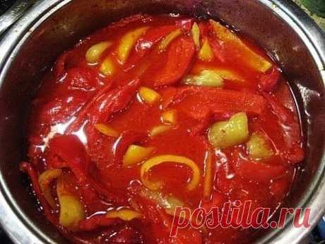 Простое в приготовлении, но очень вкусное лечо.

Перец сладкий – 5 кг. Помидоры – 4 кг.
Сахар 1 стакан, соль 2 ст.л. с горкой, растительное масло 1 стакан, уксус 9% 2 ст.л.
Помидоры измельчить в пюре, вылить в кастрюлю и закипятить.
Перцы очистить и нарезать полосками, широкими, ибо могут развариться.
В томатный соус добавить сахар, соль и масло, довести до кипения (тут я делю на две кастрюли) и выложить перец.
Аккуратно тасовать широкой лопаткой снизу наверх

Варим 30 мин...