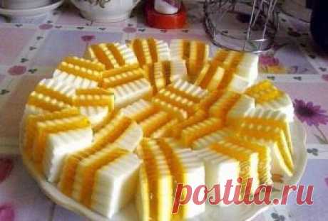 САМЫЕ ВКУСНЫЕ РЕЦЕПТЫ ЖЕЛЕ 
1. Шоколадное желе
ИНГРЕДИЕНТЫ:
● 1 литр молока,
● 1 стакан сахара,
● 2 плитки шоколада черного, но можно и молочный(200 гр)
● 20 гр. желатина.
ПРИГОТОВЛЕНИЕ:
Измельчить шоколад (натереть на терке), смешать его с сахаром и молоком. Смесь вскипятить. Предварительно замоченный в холодном молоке желатин растворить в закипевшей молочно-шоколадной смеси. Хорошо все перемешать и разлить в формочки, поставить в холод. Совет: если хотите желе, выложить из формочки, просто