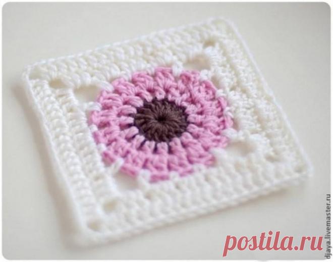 ​Подушка и покрывало из квадратных мотивов