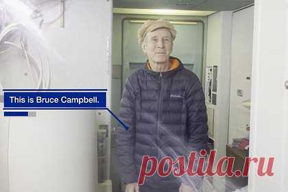Фанат реактивных самолетов 24 года прожил в списанном авиалайнере. 73-летний фанат реактивных самолетов из США переделал старый авиалайнер Boeing 727 в дом, и прожил в нем 24 года. Бывший инженер-электрик Брюс Кэмпбелл решил создать для себя необычный дом в 1999 году. Он потратил 100 тысяч долларов на перевозку самолета из Греции и установку в лесу рядом с городом Хилсборо